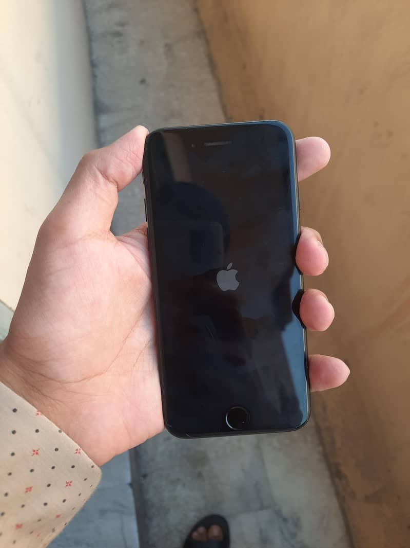 Apple iPhone 7 0