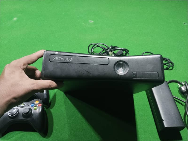 Xbox 360 Slim with Wireless Controller – Excellent Gaming Console 0