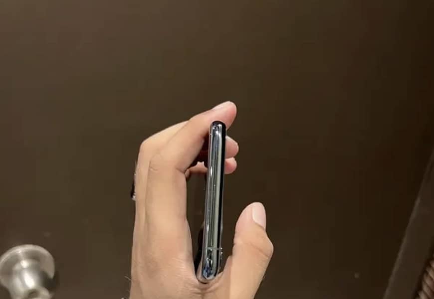 Apple iPhone 11 Pro Max 4