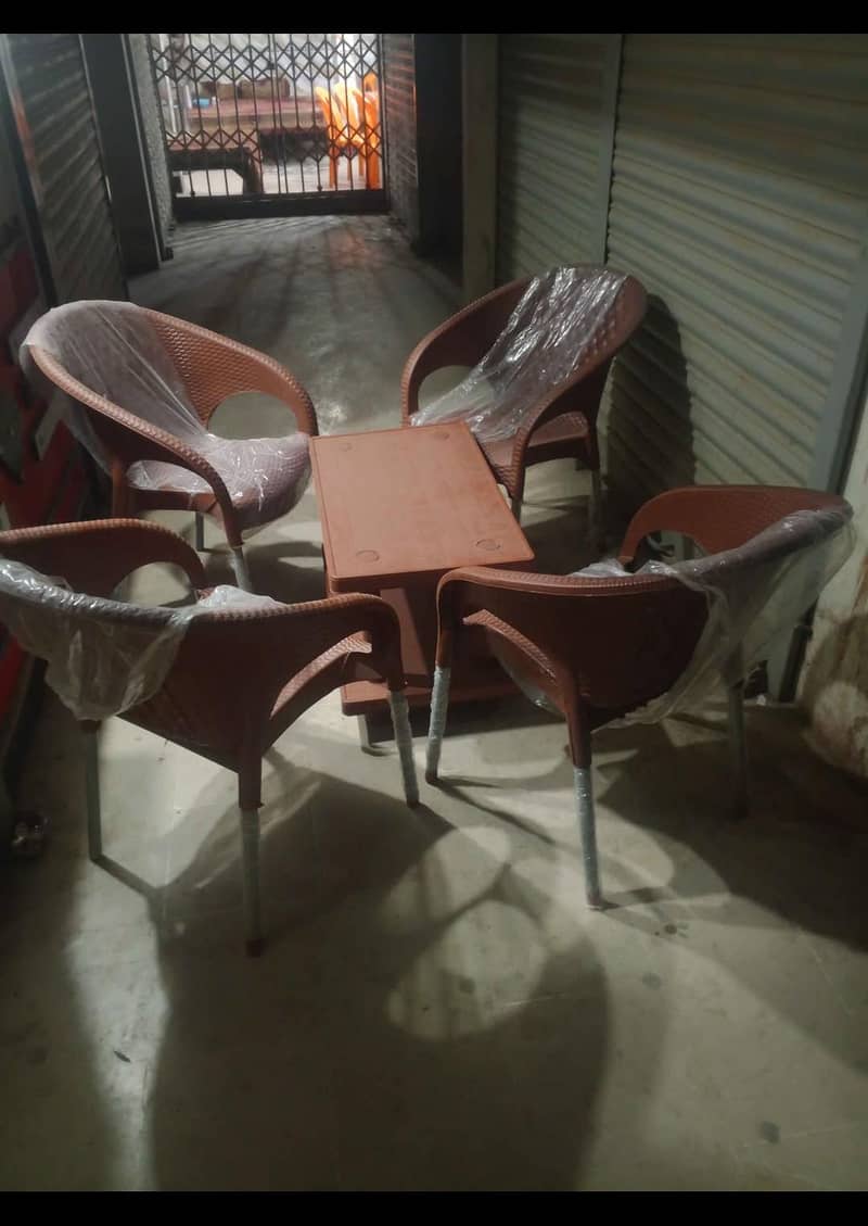 4 Plastic Chairs + 1 Table for Sale - Dining Room Sets - 1121017368