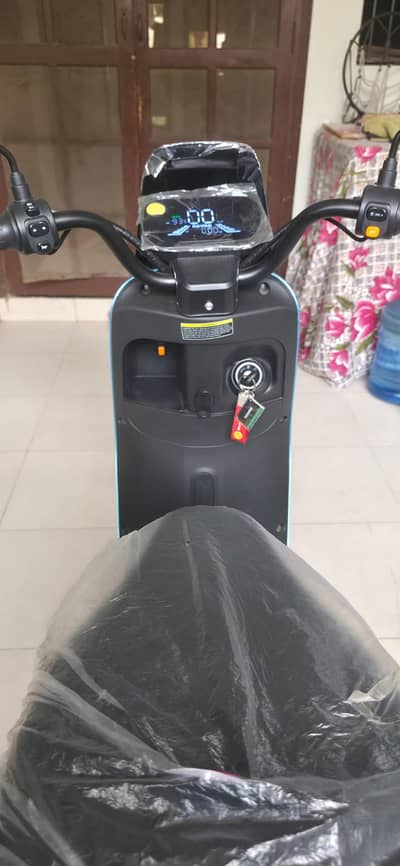 REVOO Y06 Electric Scooter Excellent Condition Only 327KM Driven