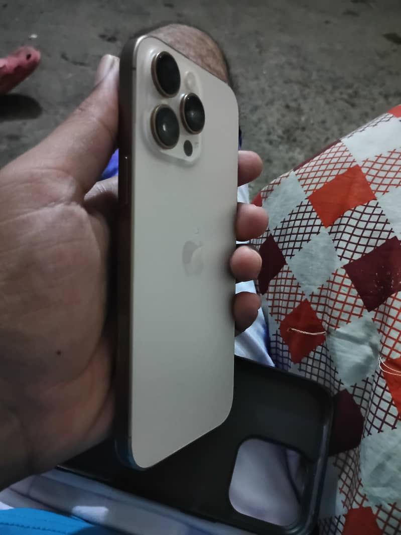 Apple iPhone 16 Pro Max 1