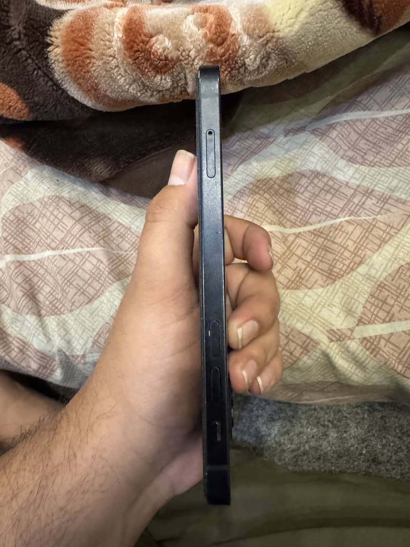 Apple iPhone 12 4