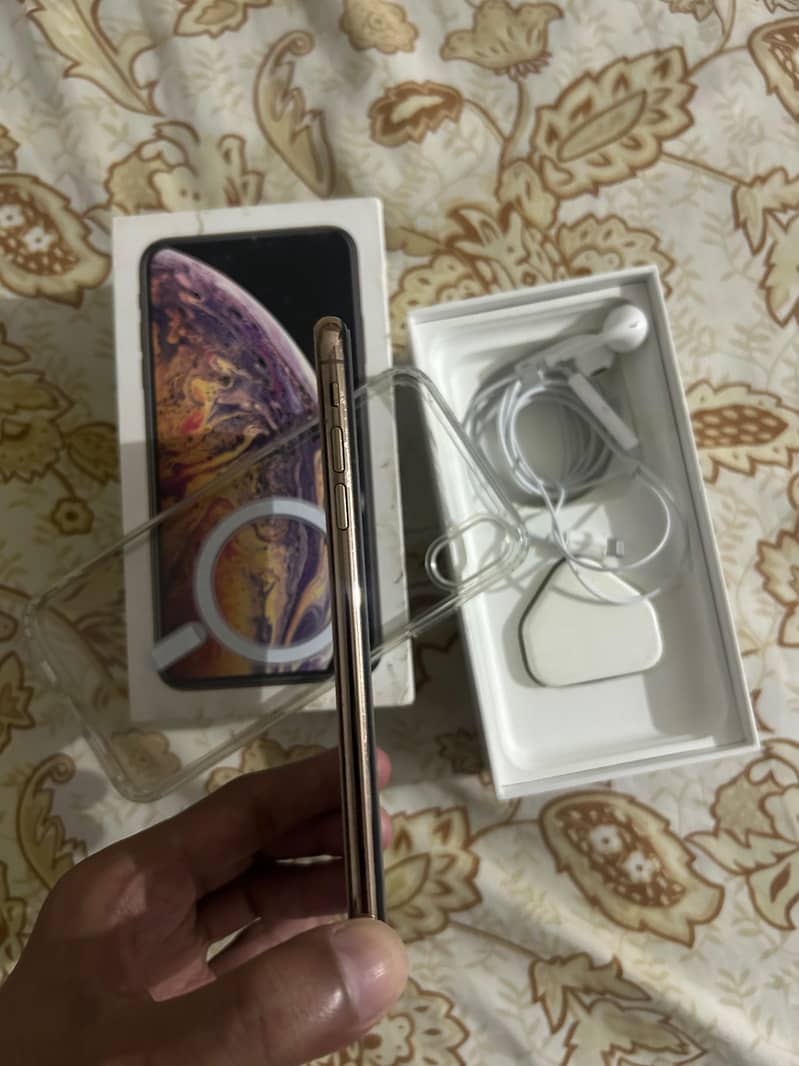 Apple iPhone XS Max 4