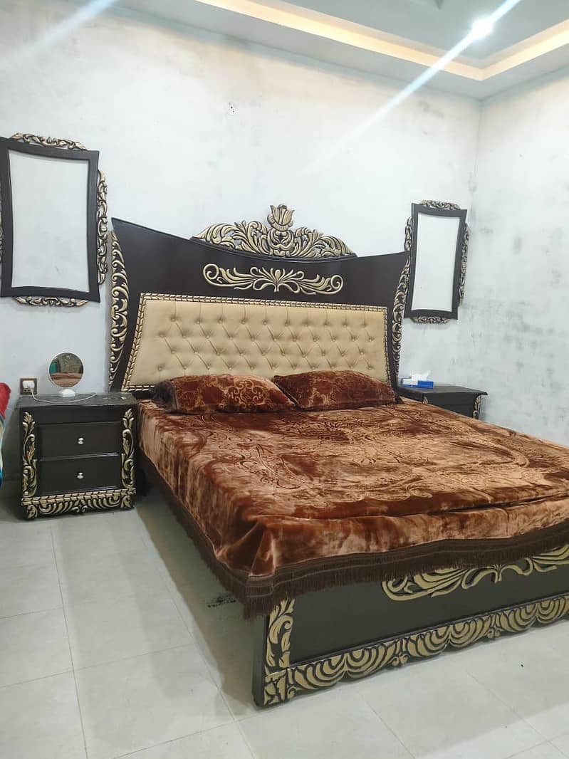 king bed with 2 side tables + 2 mirror frames 0