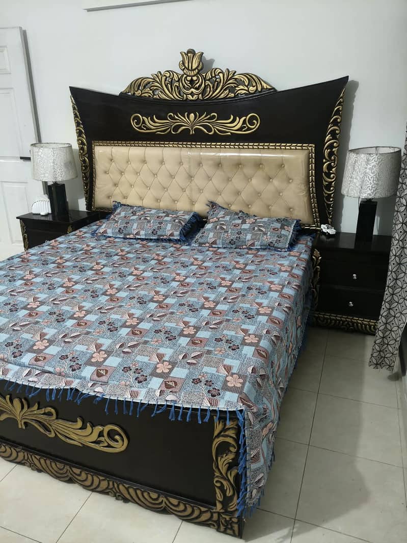 king bed with 2 side tables + 2 mirror frames 1
