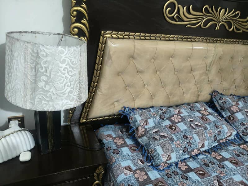 king bed with 2 side tables + 2 mirror frames 7