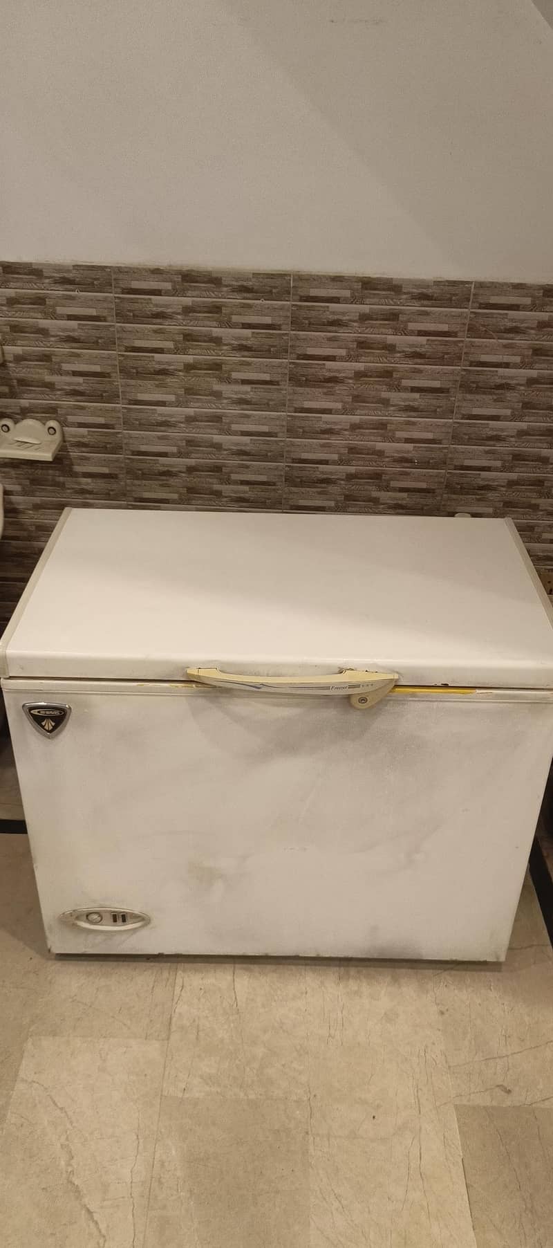 waves deep freezer - Used condition 0