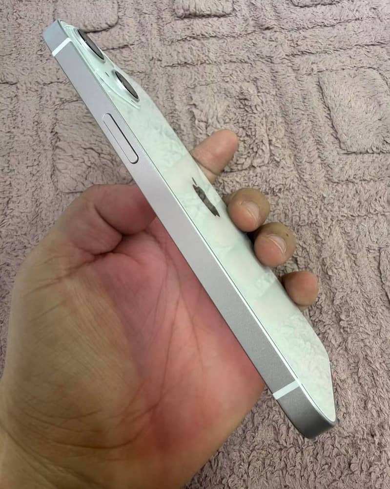 Apple iPhone 13 1