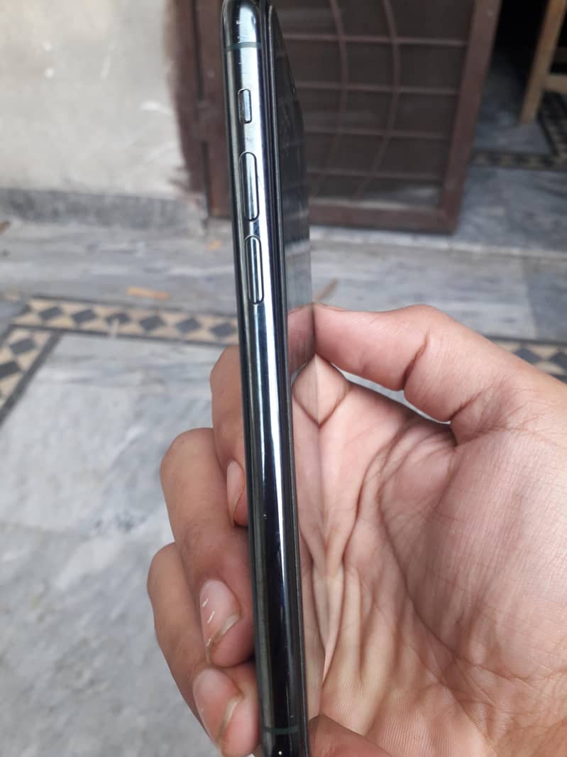 Apple iPhone 11 Pro 1