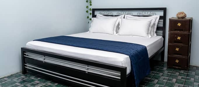 King Iron bed-Good condition urgent sell Karachi
