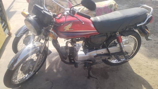 cd 100 urgent sale 03268624310