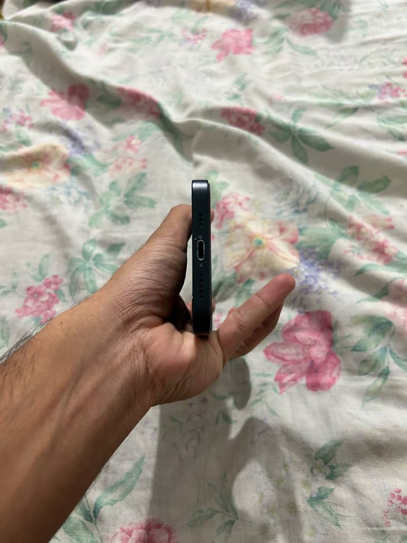 Apple iPhone 13 5