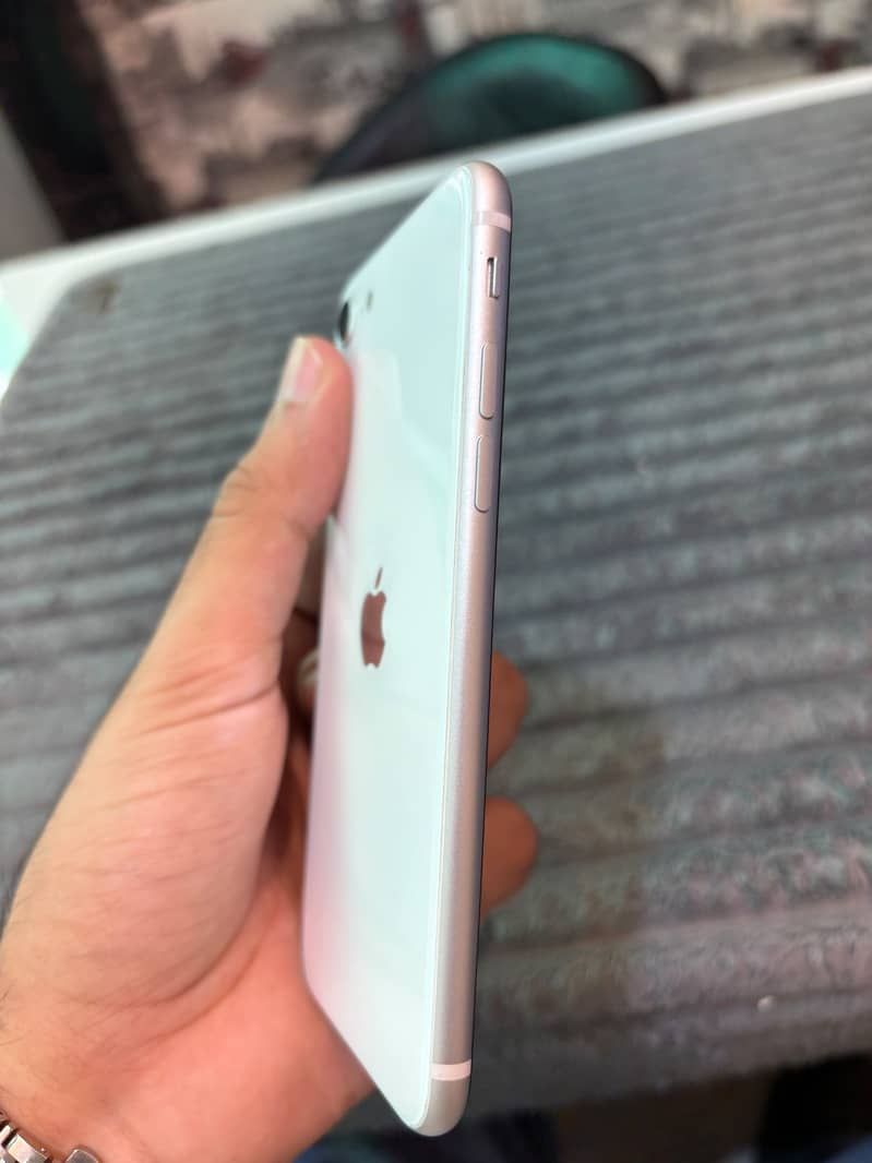 Apple iPhone SE 2nd Generation 1