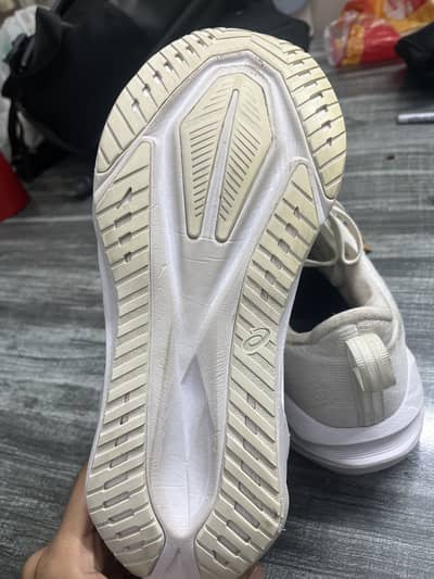 Asics novablast 5 white Excellent condition. Slightly used EU 42