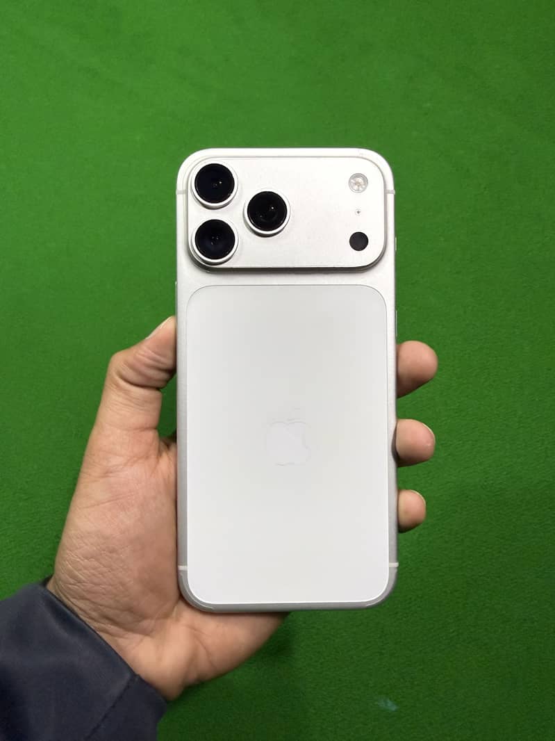 Apple iPhone 17 Pro Max 1