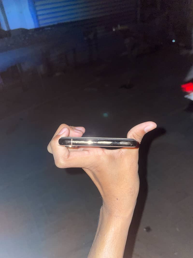 Apple iPhone XS Max 5