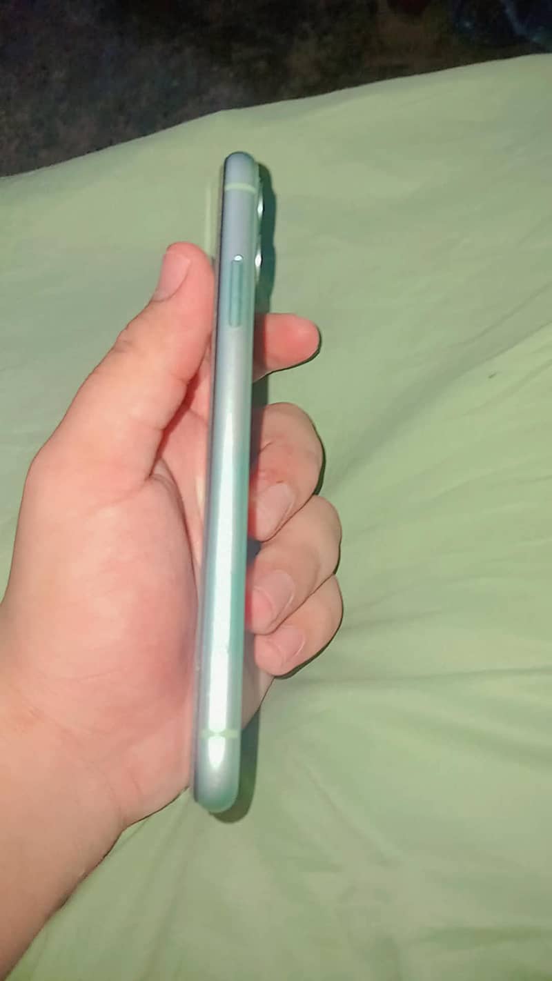Apple iPhone 11 4