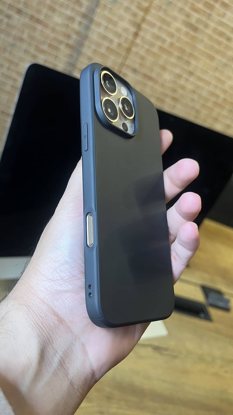 Apple iPhone 16 Pro Max 1