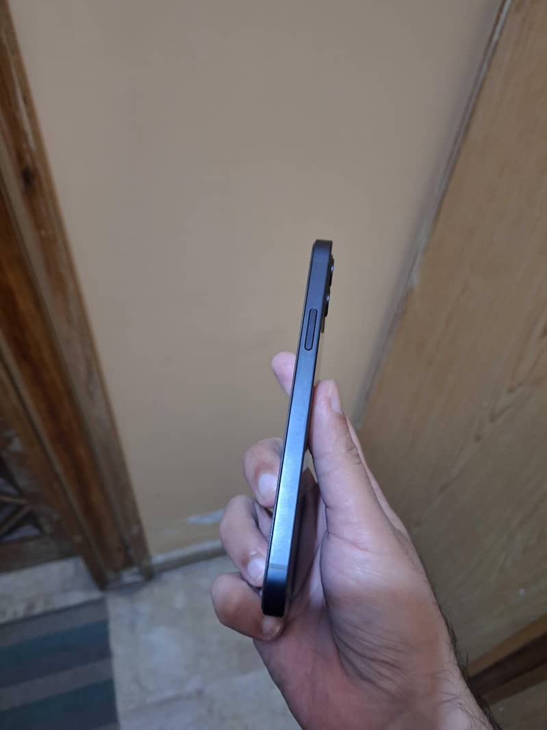 Apple iPhone 12 4
