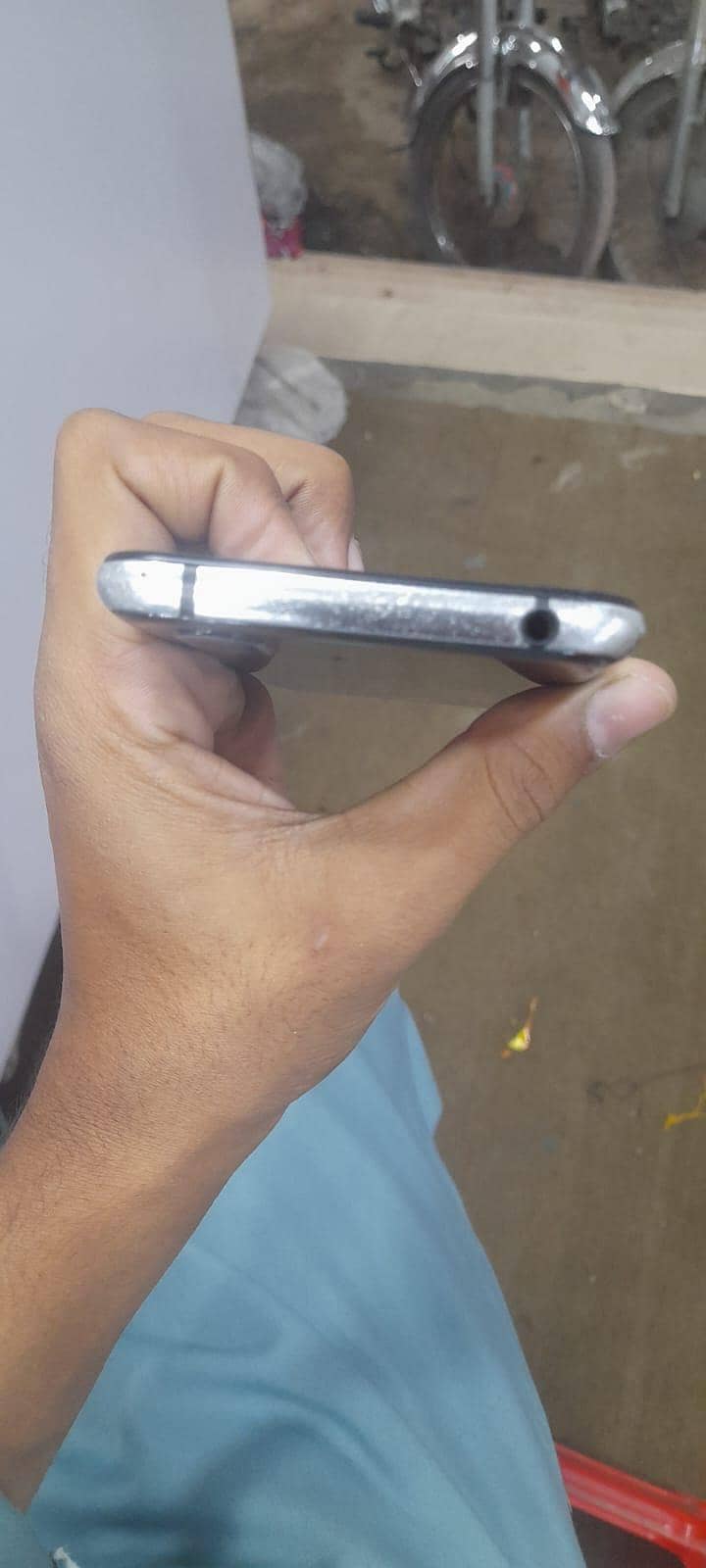 Sharp Aquos R2 0