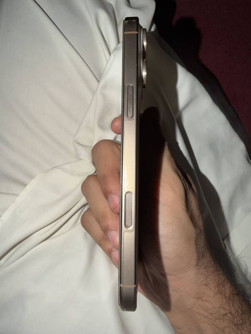 Apple iPhone 16 Pro Max 1