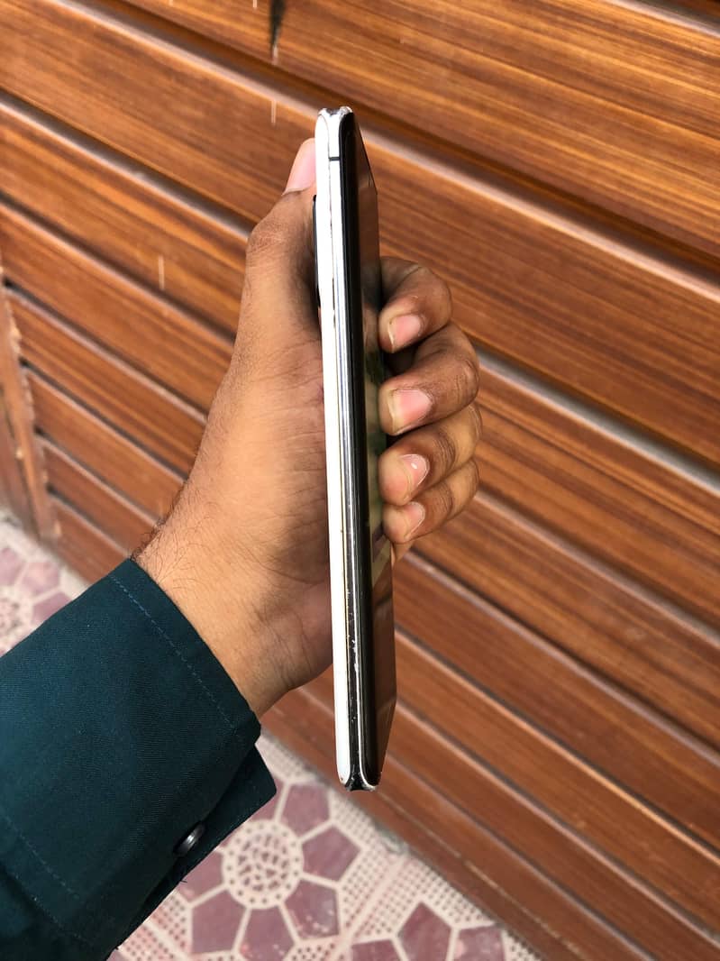 Sharp Aquos R6 1