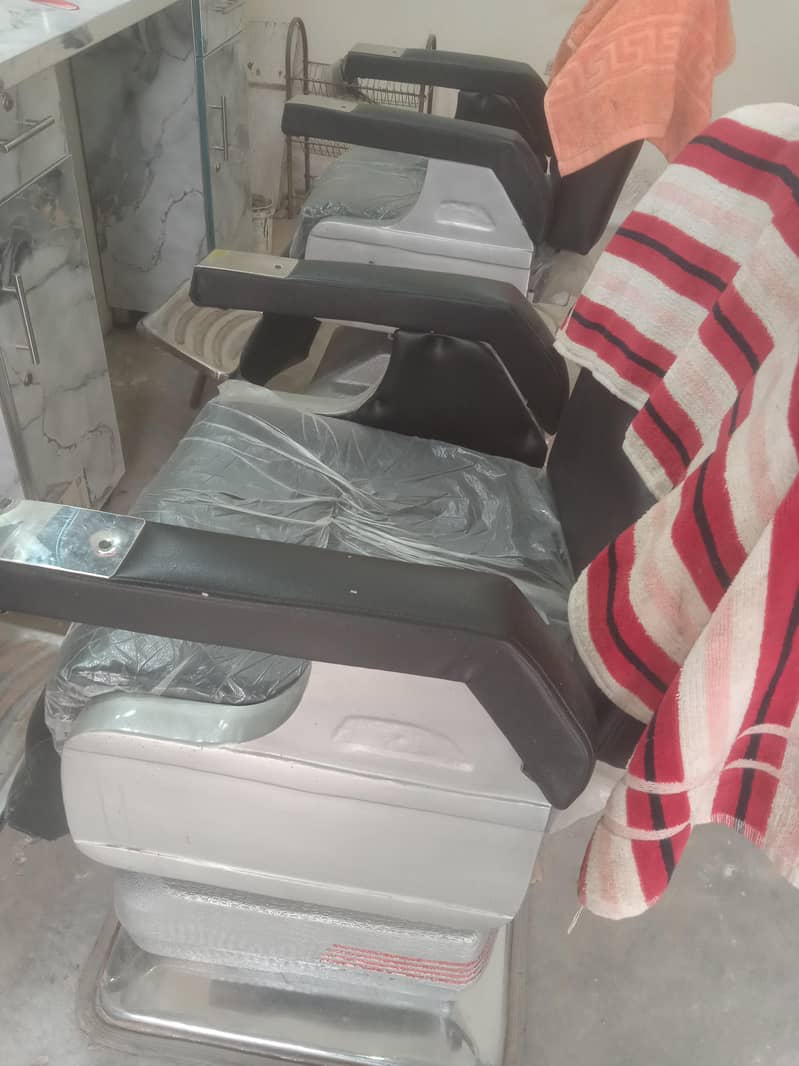 بیوٹی سیلون کا نیا سامان اورنیا فرنیچر برائے فروخت ہے۔ 1