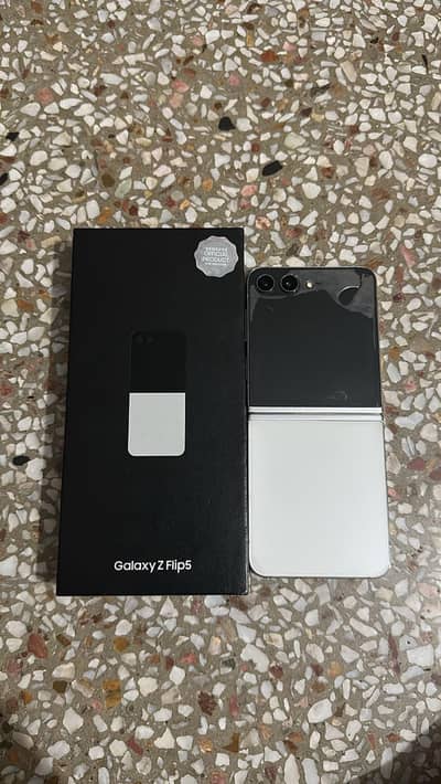 Samsung Mobile Z Flip 5 10/10 with original box and cable