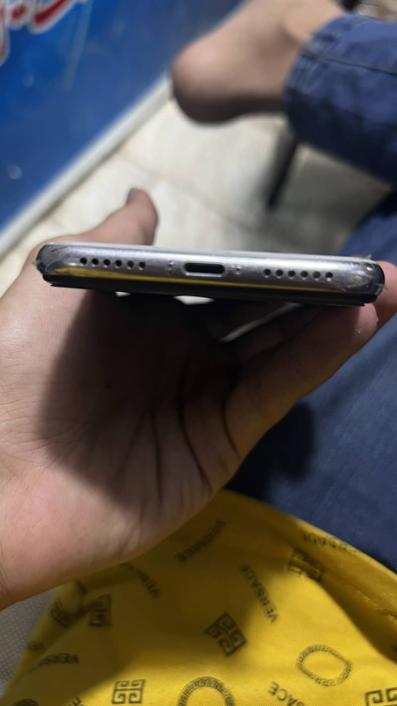 Apple iPhone X 4