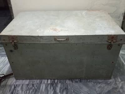 4 feet steel trunk/peti/storage box with stand