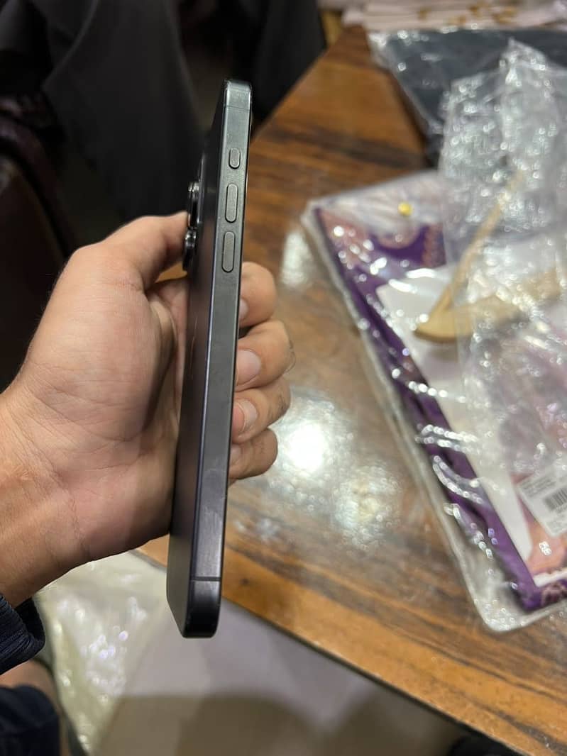 Apple iPhone 15 Pro Max 4