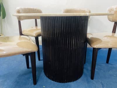 We are selling 6 seater dining table new condition