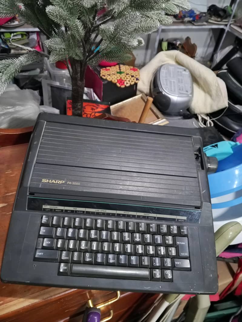 Sharp PA-3000 Portable Electronic Typewriter 1
