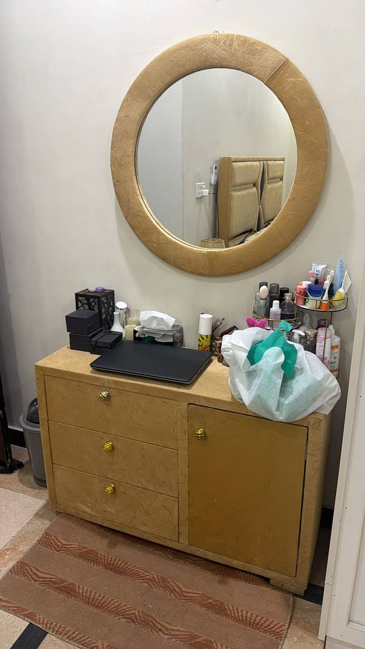 Full bed set, side tables and dressing table. 1