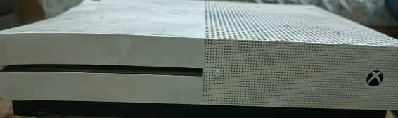 XBOX ONE S / 1 TB / 1 CONTROLLER 5