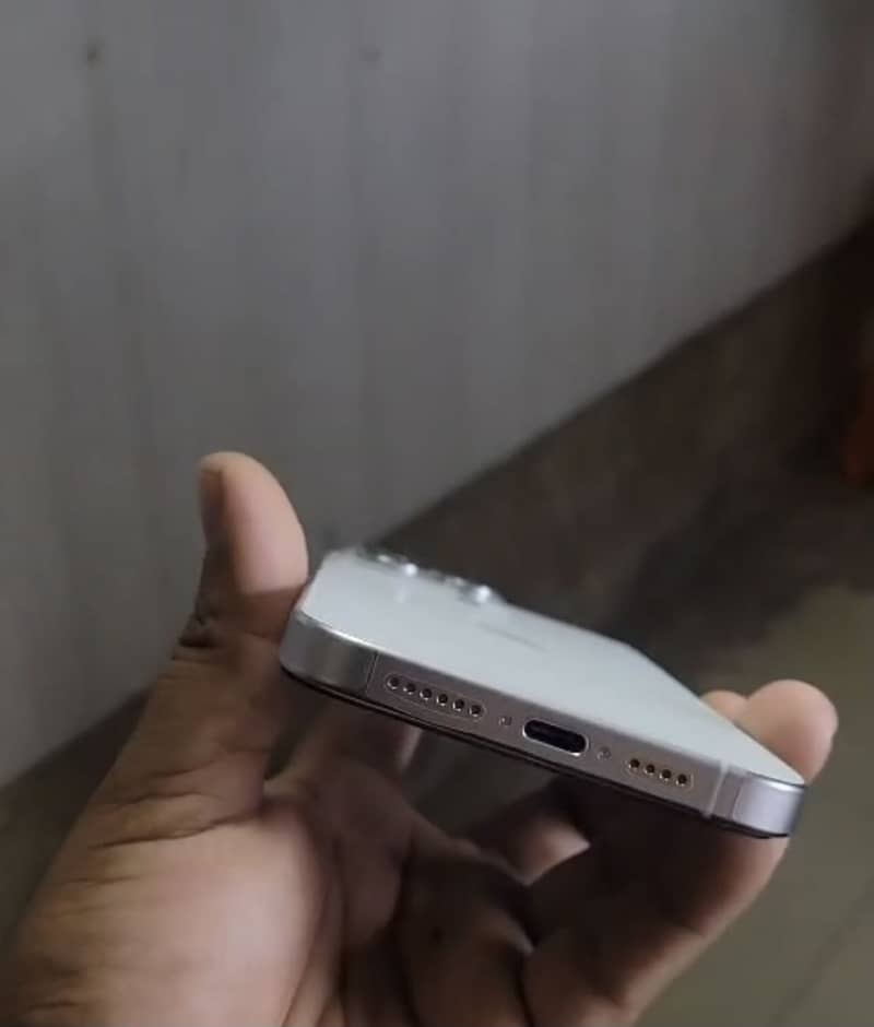 Apple iPhone 15 Pro Max 2