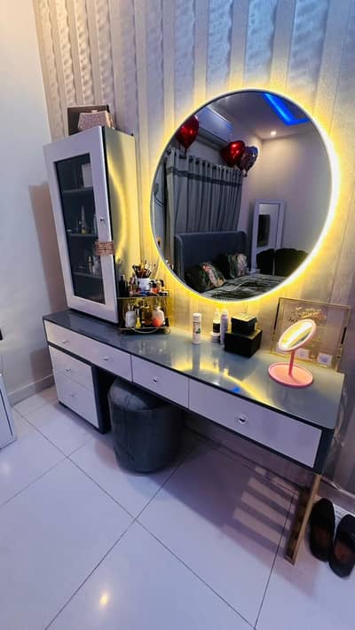 Modern Dressing Vanity, with Round mirror