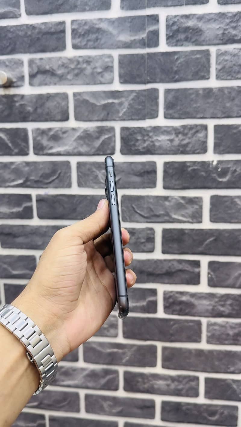 Apple iPhone 11 4
