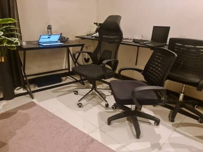 Single table Nd chairs for Sell Dm for price