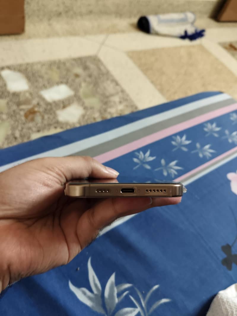 Apple iPhone 16 Pro Max 0