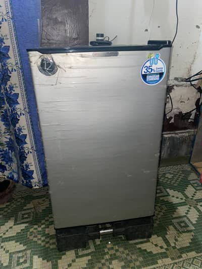 mini fridge Masha Allah ok wranty card sath ha condition saaf ha