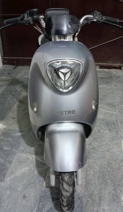 Yadea Metro Scoter Good Condition New Batteries LHR APL 4