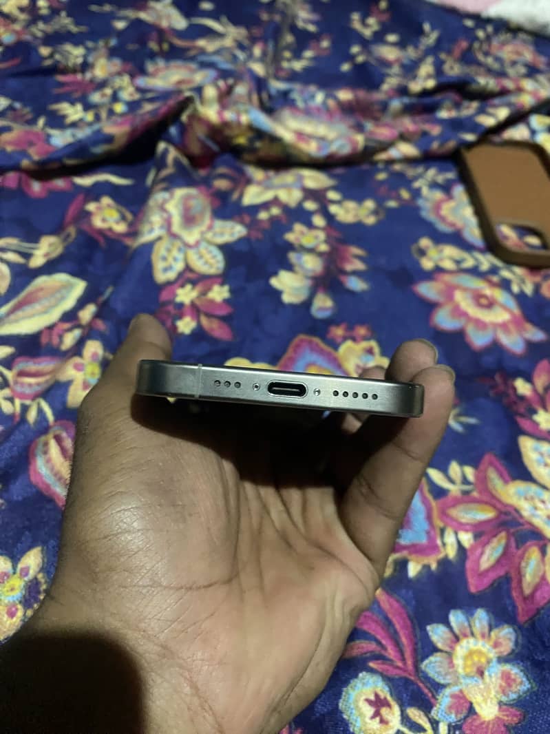 Apple iPhone 15 Pro 4