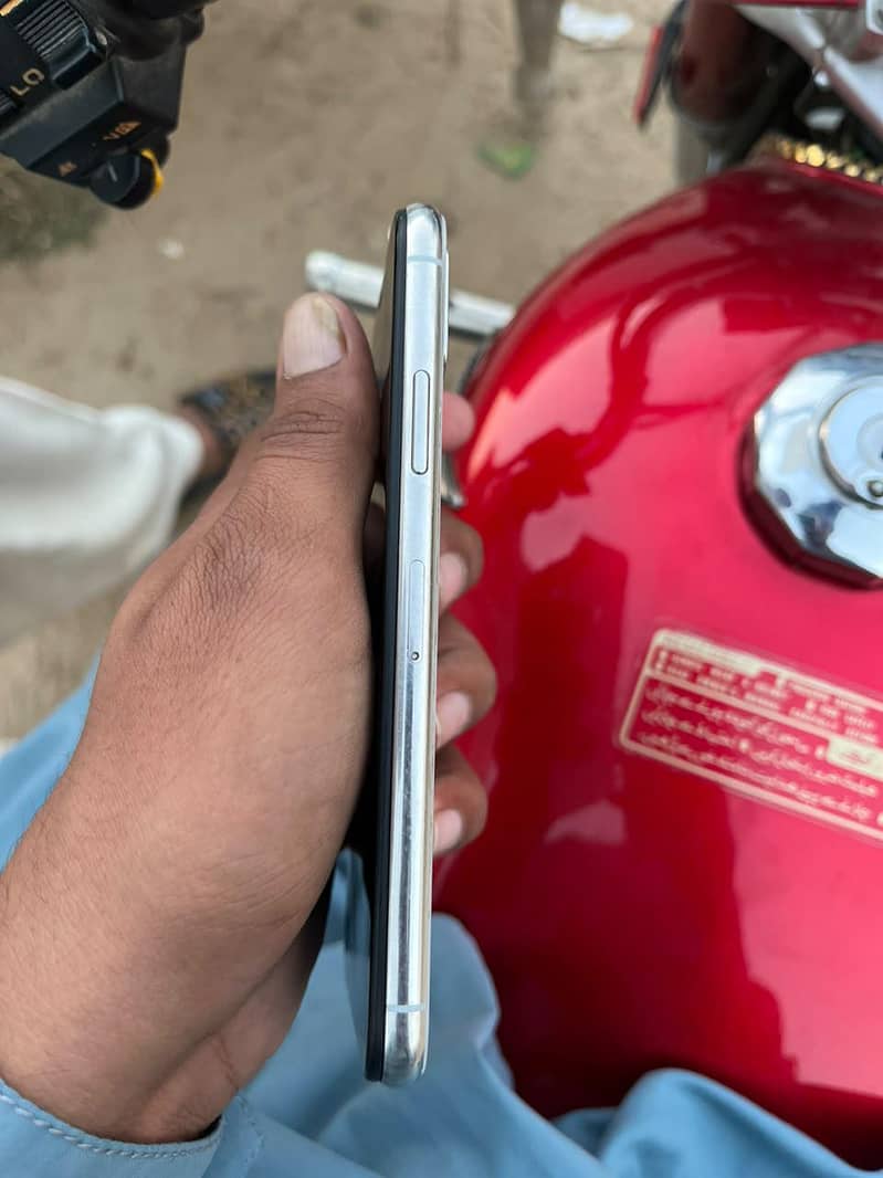 Apple iPhone X 4