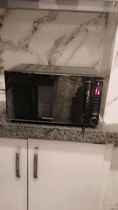 BLACK ELECTROLUX MICROWAVE