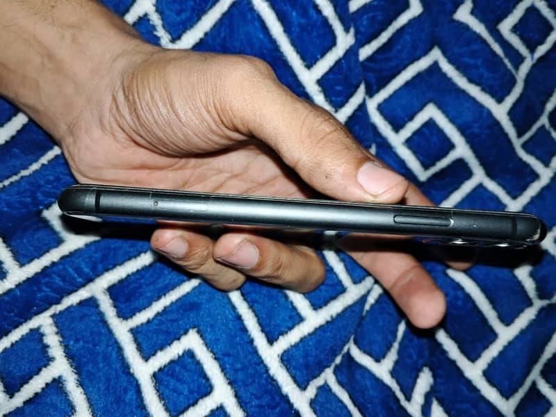 Apple iPhone 11 4