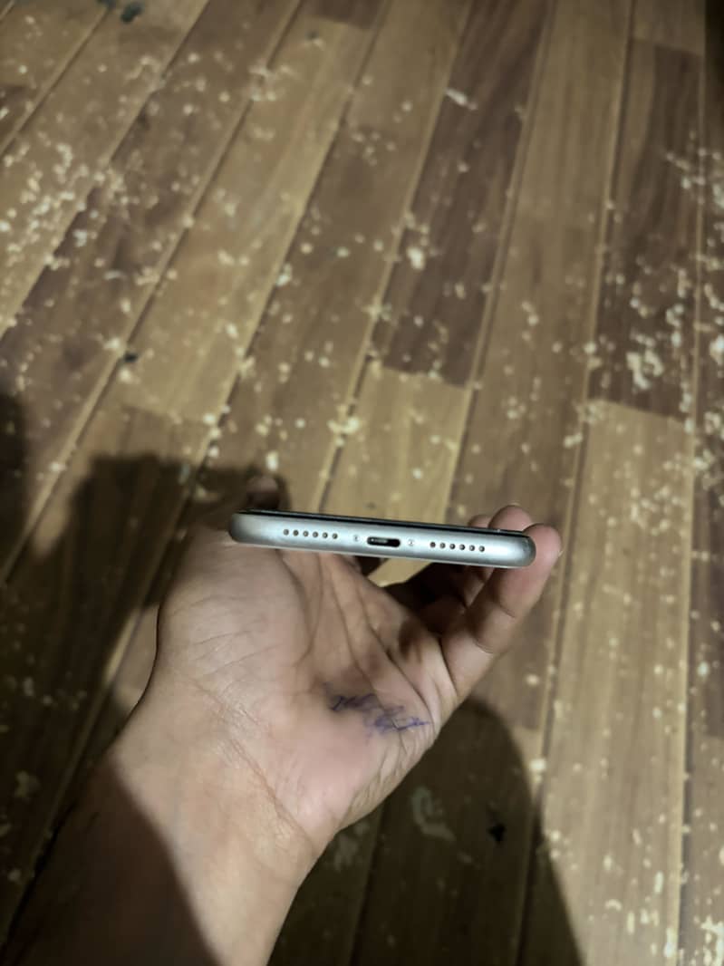 Apple iPhone 11 0