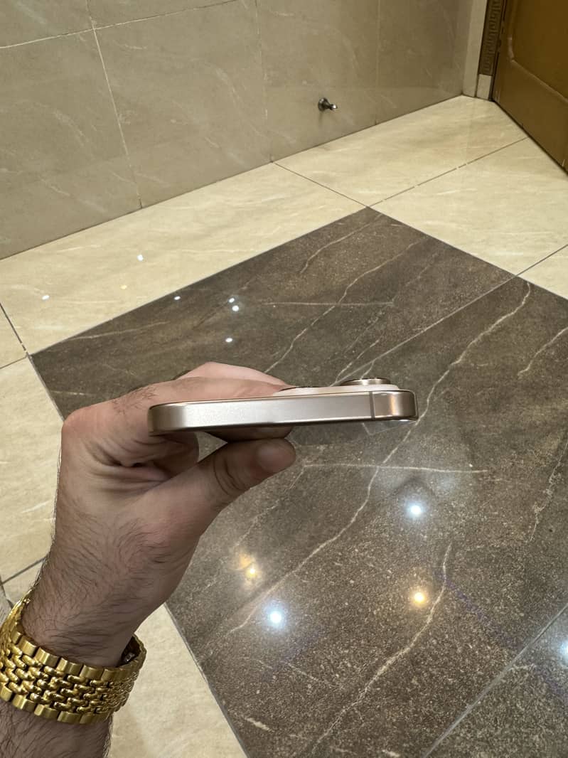 Apple iPhone 16 Pro Max jv 1