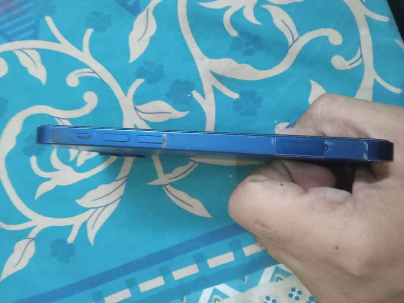 Apple iPhone 12 4